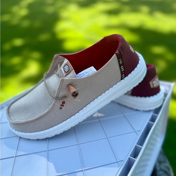 Hey Dude Tan White Maroon Wendy Chambray Boho Casual Moccasin Shoes New w/ Tags - Picture 3 of 14